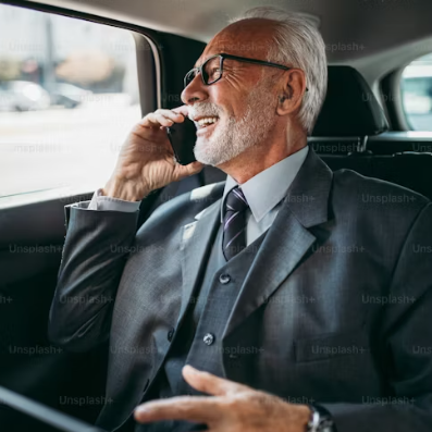 idős üzletember tárgyal taxi utazás közben